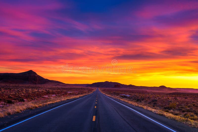 Drastischer Sonnenuntergang über einer leeren Straße in Utah