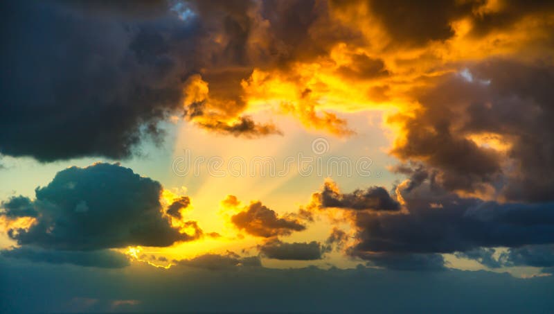 Drastischer Sonnenunterganghimmel mit gelbem, blauem und orange Gewittercl lizenzfreies stockbild Drastischer Sonnenunterganghimmel mit gelbem, blauem und orange Gewittercl lizenzfreies stockbild
