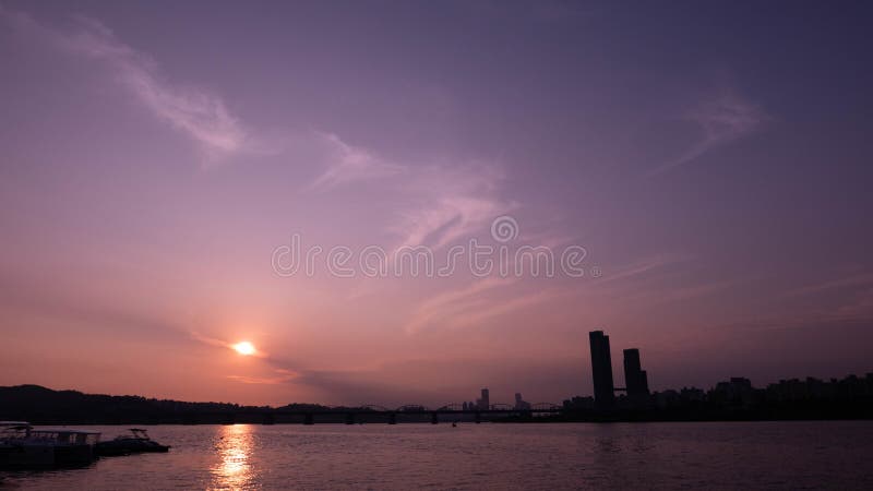 Drastischer violetter Sonnenuntergang vom Fluss Han, Seoul lizenzfreies stockfoto Drastischer violetter Sonnenuntergang vom Fluss Han, Seoul lizenzfreies stockfoto