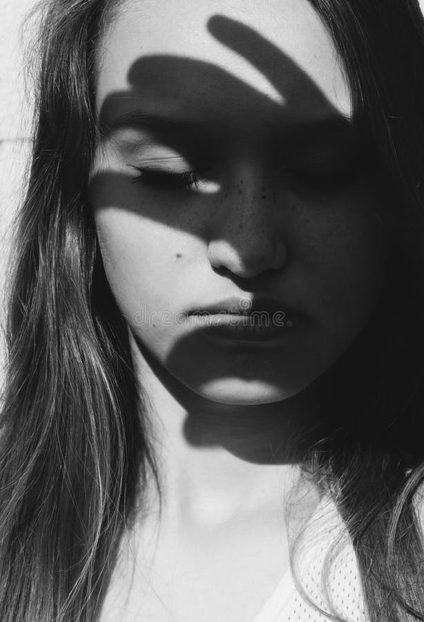 Drastisches künstlerisches Porträt einer jungen Frau lizenzfreie stockfotos Drastisches künstlerisches Porträt einer jungen Frau lizenzfreie stockfotos