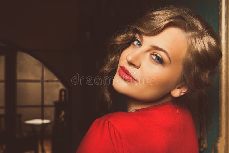Drastisches Porträt der attraktiven Blondine im luxuriösen Raum Noir Frau des schönen Filmes Schöne sinnliche unschuldige sexy Fr