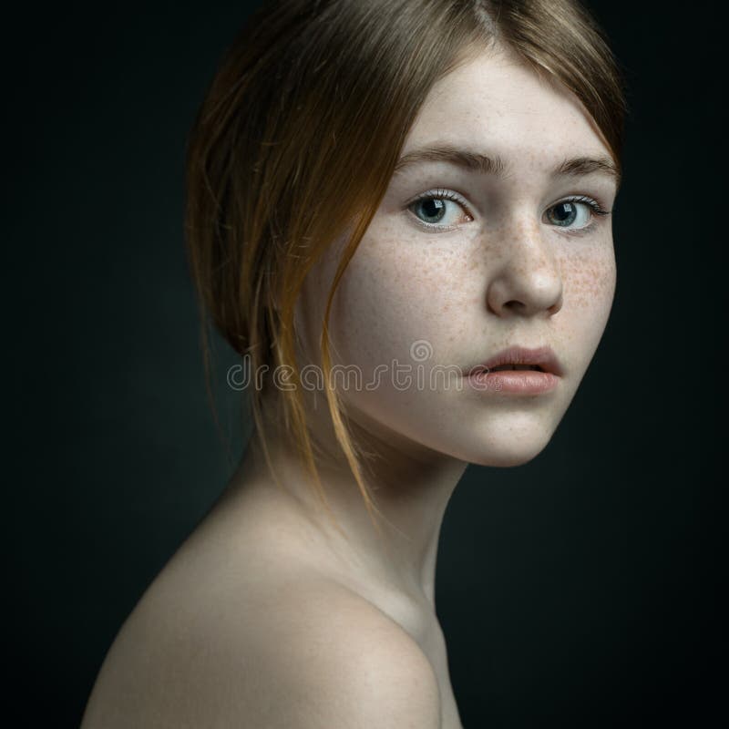 Drastisches Porträt eines Mädchenthemas: Porträt eines schönen Mädchens auf einem Hintergrund im Studio stockbilder Drastisches Porträt eines Mädchenthemas: Porträt eines schönen Mädchens auf einem Hintergrund im Studio stockbilder