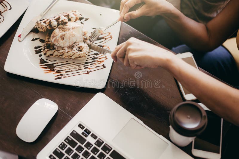 Draufsicht Abschluss herauf Handjunge Frau und Männer treffen sich am Café stockfoto Draufsicht Abschluss herauf Handjunge Frau und Männer treffen sich am Café stockfoto