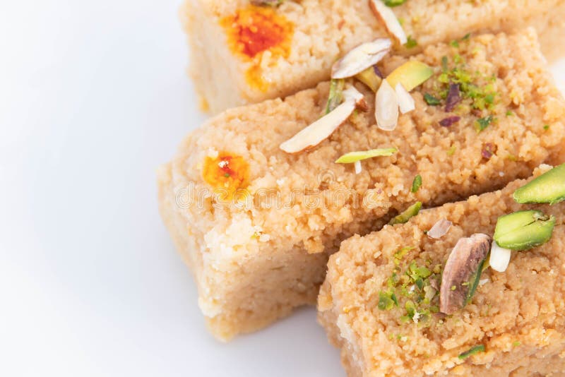 Draufsicht auf indischen Mithai-Milchkuchen kalakand burfi oder alwar ka mawa barfi aus khoya doodh malai mit badam oder badam ver stockfoto