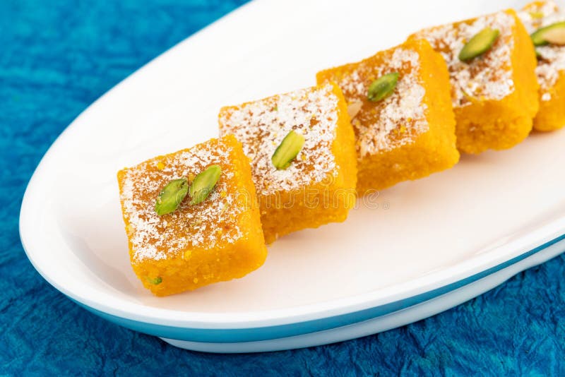Draufsicht auf leckere indische mithai moong dal burfi oder meetha mung daal barfi barfee in desi ghee gekocht mit mawa und stockbilder