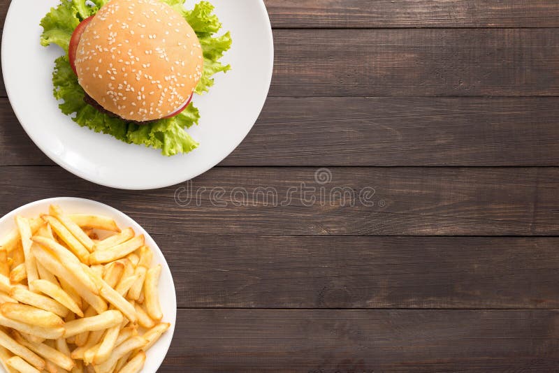 Draufsicht bbq-Hamburger und -pommes-Frites auf dem hölzernen Hintergrund stockfotografie Draufsicht bbq-Hamburger und -pommes-Frites auf dem hölzernen Hintergrund stockfotografie