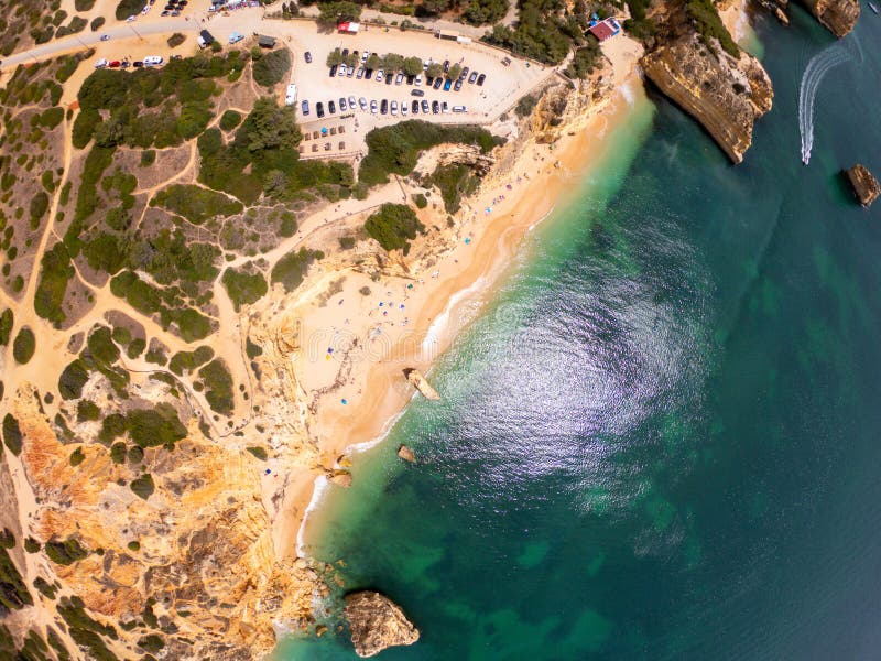 Draufsicht ?ber K?ste von Atlantik, von Strand und von Klippen in Praia de Marinha, Algarve Portugal lizenzfreie stockfotografie Draufsicht ?ber K?ste von Atlantik, von Strand und von Klippen in Praia de Marinha, Algarve Portugal lizenzfreie stockfotografie