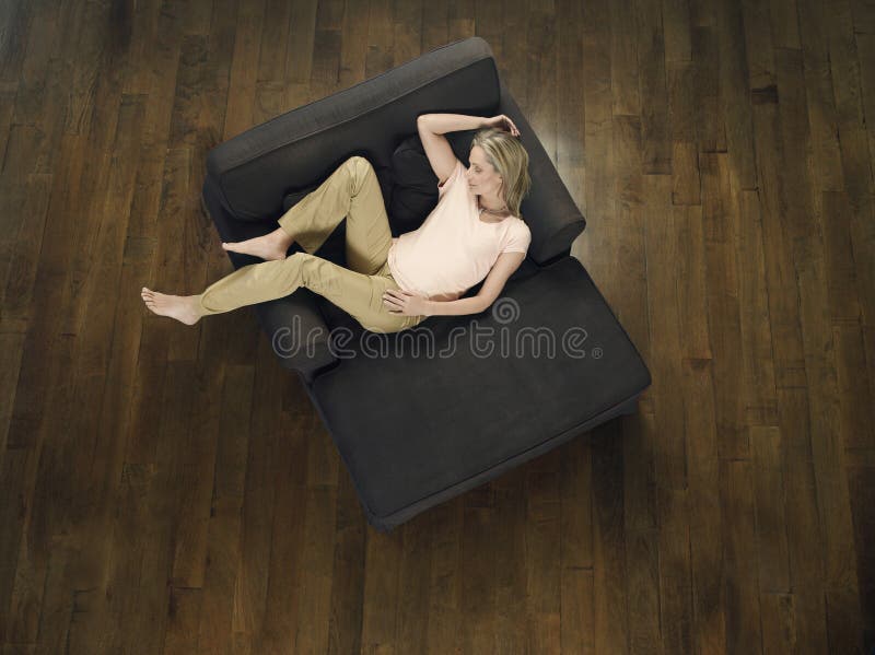 Draufsicht der Frau schlafend auf Sofa lizenzfreies stockfoto Draufsicht der Frau schlafend auf Sofa lizenzfreies stockfoto