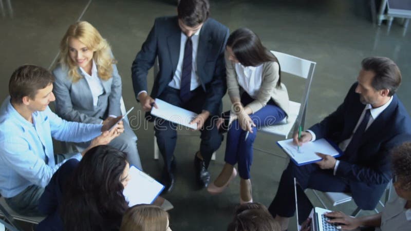 Draufsicht der Gruppe Geschäftsleute, welche die Ideen zusammenarbeiten Mischungs-Rennwirtschaftler Team Brainstorming Meeting te