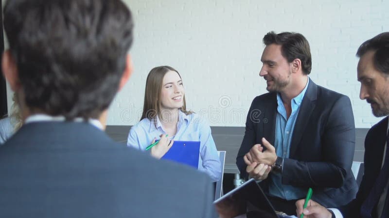 Draufsicht der Gruppe Geschäftsleute, welche die Ideen zusammenarbeiten Mischungs-Rennwirtschaftler Team Brainstorming Meeting te