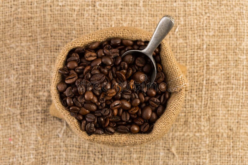 Draufsicht der Kaffeetasche auf braunem Jutefaserhintergrund stockfotos Draufsicht der Kaffeetasche auf braunem Jutefaserhintergrund stockfotos