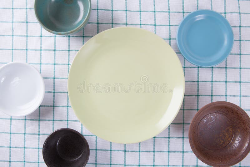 Draufsicht der leeren bunten Platte setzte an Stofftabelle stockbilder Draufsicht der leeren bunten Platte setzte an Stofftabelle stockbilder