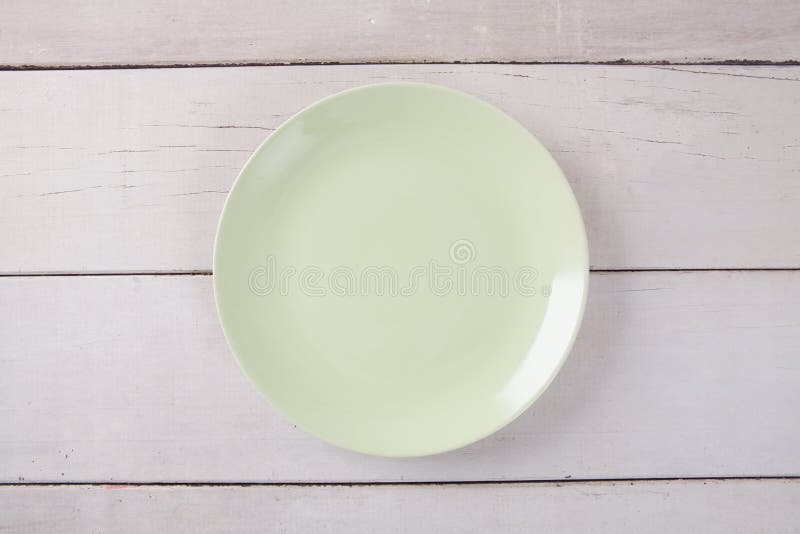 Draufsicht der leeren grünen Platte setzte an weiße hölzerne Tabelle stockfoto Draufsicht der leeren grünen Platte setzte an weiße hölzerne Tabelle stockfoto
