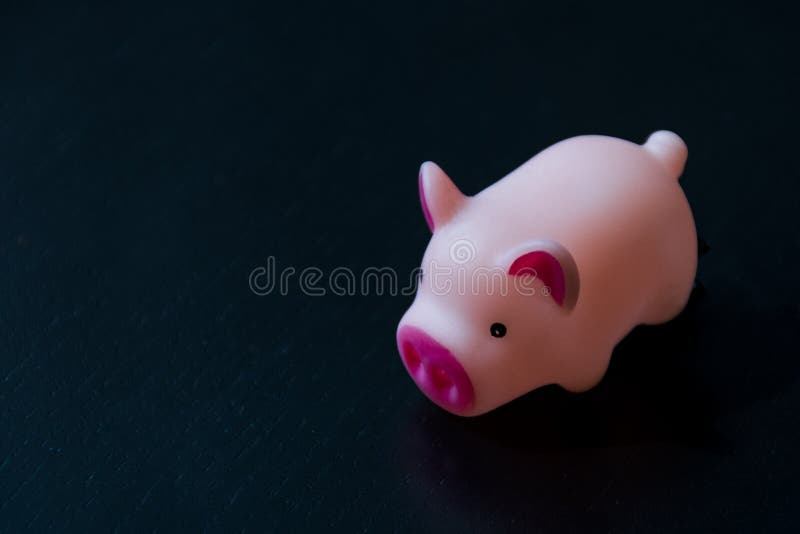 Draufsicht der Schweinrosafarbe lokalisiert auf schwarzem Holzfußbodenhintergrund stockfotografie Draufsicht der Schweinrosafarbe lokalisiert auf schwarzem Holzfußbodenhintergrund stockfotografie