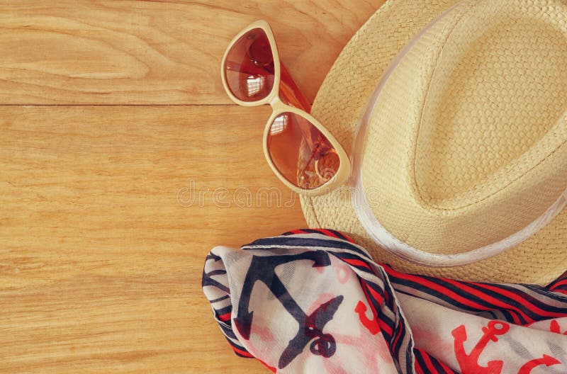 Draufsicht der stilvollen Hutfrauensonnenbrille und Tablette arbeiten Seeschal über Holztisch um Ferien und Reisekonzept lizenzfreies stockbild Draufsicht der stilvollen Hutfrauensonnenbrille und Tablette arbeiten Seeschal über Holztisch um Ferien und Reisekonzept lizenzfreies stockbild