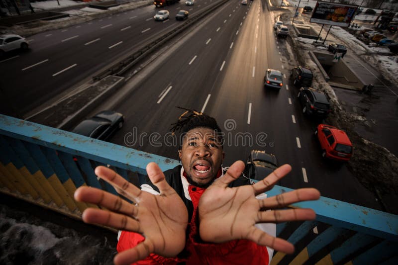Draufsicht des Afro-amercan Mannes oben steigend seine Hände und schreiend stockfotos Draufsicht des Afro-amercan Mannes oben steigend seine Hände und schreiend stockfotos
