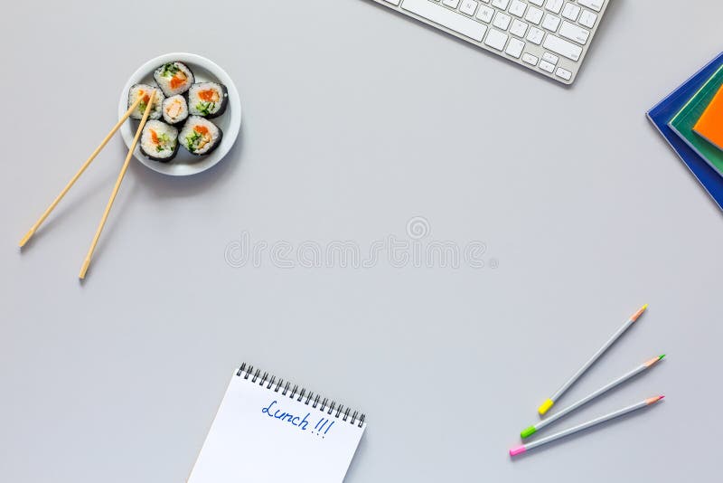 Draufsicht des Büro-Arbeitsplatzes auf grauem Schreibtisch mit Sushi stockfoto Draufsicht des Büro-Arbeitsplatzes auf grauem Schreibtisch mit Sushi stockfoto