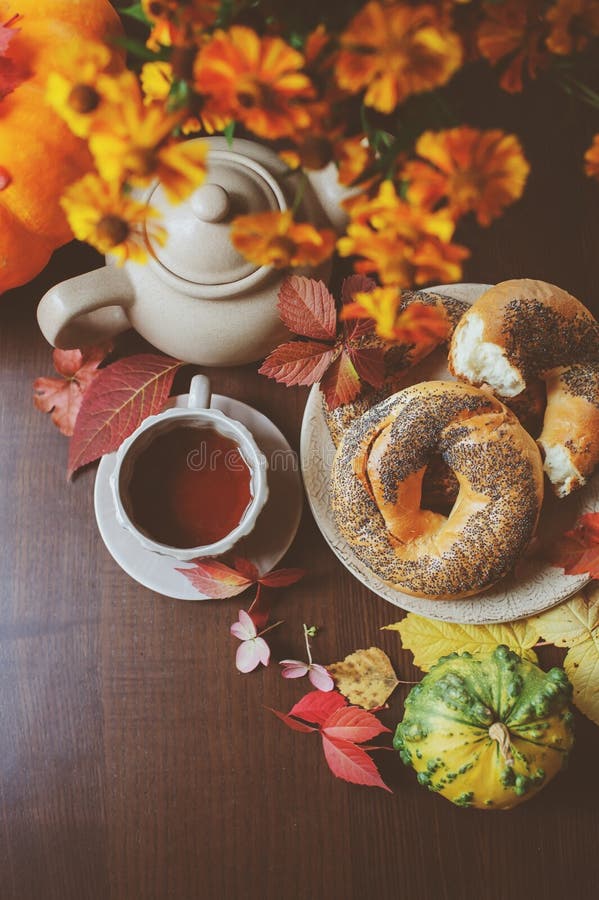Draufsicht des gemütlichen Herbstfrühstücks auf Tabelle im Landhaus lizenzfreies stockfoto