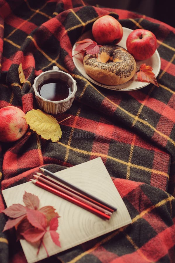 Draufsicht des gemütlichen Herbstmorgens zu Hause Frühstücken Sie mit Topf des Tees und des Bagels mit Äpfeln stockfotos