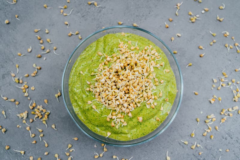 Draufsicht des grünen Smoothietellers in der Schüssel mit grünen Buchweizensprösslingen Gemüseteller des gesunden Frühstücks Mahl stockfotos Draufsicht des grünen Smoothietellers in der Schüssel mit grünen Buchweizensprösslingen Gemüseteller des gesunden Frühstücks Mahl stockfotos