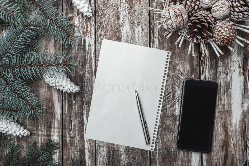 Draufsicht des Leerbelegs auf hölzernem Hintergrund mit Weihnachtsdekorationen, Kopienraum stockfotografie Draufsicht des Leerbelegs auf hölzernem Hintergrund mit Weihnachtsdekorationen, Kopienraum stockfotografie