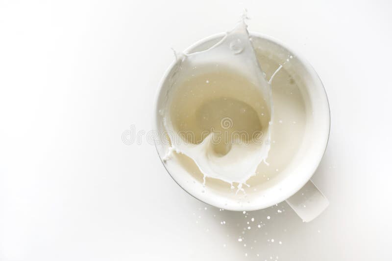 Draufsicht des Milchspritzens aus Glas heraus stockbilder Draufsicht des Milchspritzens aus Glas heraus stockbilder