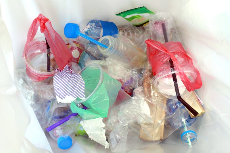 Draufsicht des Plastikflaschenwassergetränkabfalls und -strohe im Papierkorb schmutzig, im Stapel der überschüssigen Plastikflasc lizenzfreie stockfotos Draufsicht des Plastikflaschenwassergetränkabfalls und -strohe im Papierkorb schmutzig, im Stapel der überschüssigen Plastikflasc lizenzfreie stockfotos