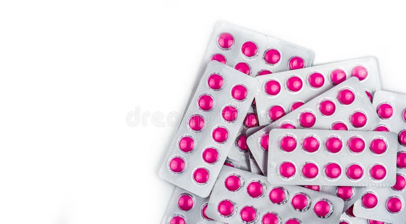 Draufsicht des runden Rosas tablets Pillen in den Blisterpackungen auf weißem Hintergrund mit Kopienraum Ibuprofen tablets Pillen lizenzfreie stockfotos