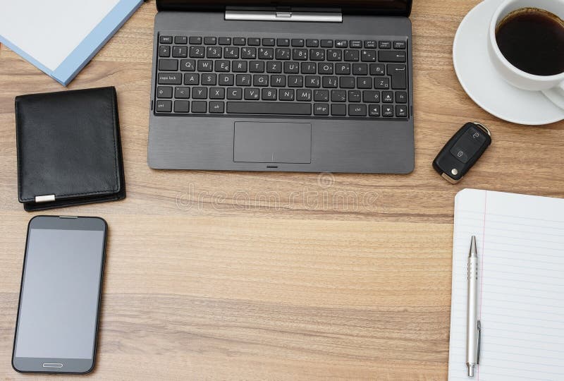 Draufsicht des Schreibtischs mit Laptop und Zubehör lizenzfreie stockbilder Draufsicht des Schreibtischs mit Laptop und Zubehör lizenzfreie stockbilder