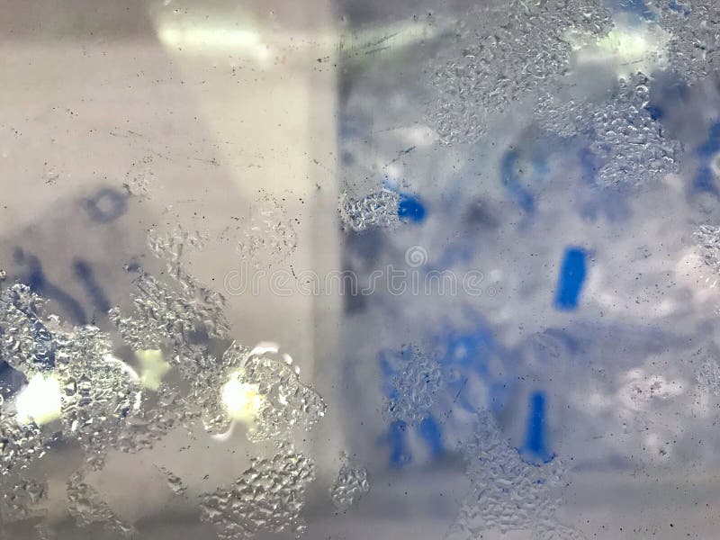 Draufsicht des Spiegelglases der Dumpeiseimer mit nasser Kondensation des Wasserdampf-Blasentropfens lizenzfreie stockbilder Draufsicht des Spiegelglases der Dumpeiseimer mit nasser Kondensation des Wasserdampf-Blasentropfens lizenzfreie stockbilder
