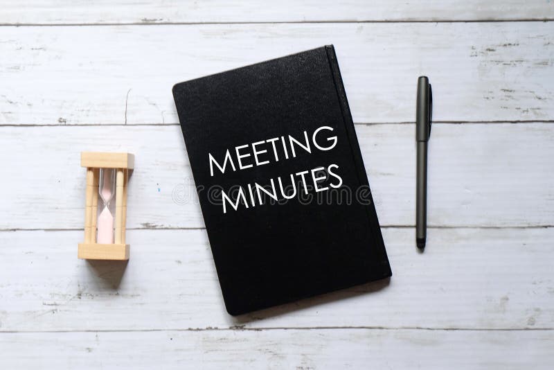 Draufsicht des Stundenglases, -stiftes und -notizbuches geschrieben mit ' SITZUNG MINUTES' auf weißem hölzernem Hinterg lizenzfreie stockfotografie Draufsicht des Stundenglases, -stiftes und -notizbuches geschrieben mit ' SITZUNG MINUTES' auf weißem hölzernem Hinterg lizenzfreie stockfotografie