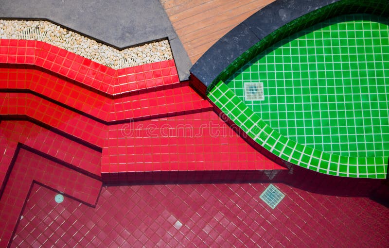 Draufsicht des Swimmingpool-Wasserhintergrundes mit roter und gr?ner Beschaffenheit stockbilder Draufsicht des Swimmingpool-Wasserhintergrundes mit roter und gr?ner Beschaffenheit stockbilder