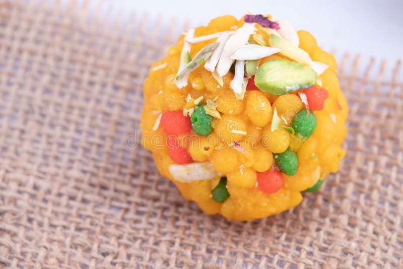 Draufsicht einteiliger indischer Mithai Jodhpuri ladoo laddu auch als boondi oder bundi ladoo auf Jute Stoff bezeichnet. Meetha La lizenzfreie stockfotografie