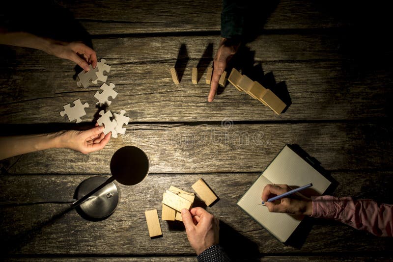 Draufsicht von den männlichen und weiblichen Geschäftskollegen, die auf einem p coworking sind lizenzfreie stockbilder Draufsicht von den männlichen und weiblichen Geschäftskollegen, die auf einem p coworking sind lizenzfreie stockbilder