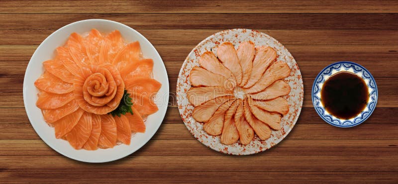 Draufsicht von frischen Lachsen und Grillsashimi und shoyu dienen auf Blumenform im weißen Eisschüsselboot, das auf hölzernem Hin stockbilder Draufsicht von frischen Lachsen und Grillsashimi und shoyu dienen auf Blumenform im weißen Eisschüsselboot, das auf hölzernem Hin stockbilder