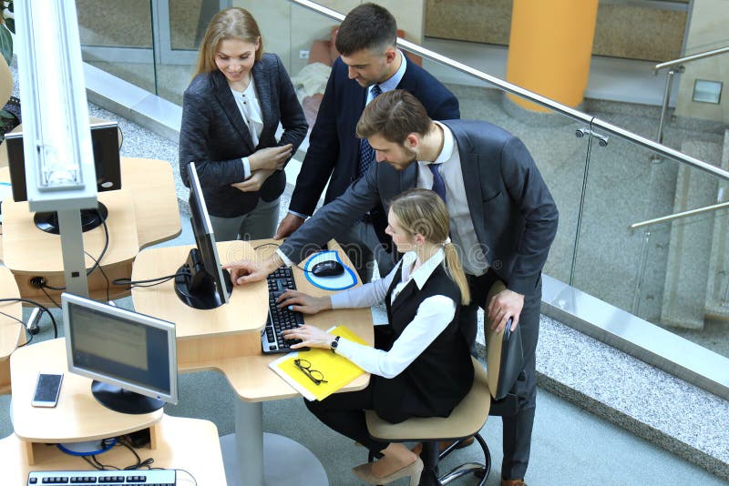 Draufsicht von Gesch?ftsteambrainstorming beim am B?rotisch zusammen sitzen stockbild Draufsicht von Gesch?ftsteambrainstorming beim am B?rotisch zusammen sitzen stockbild