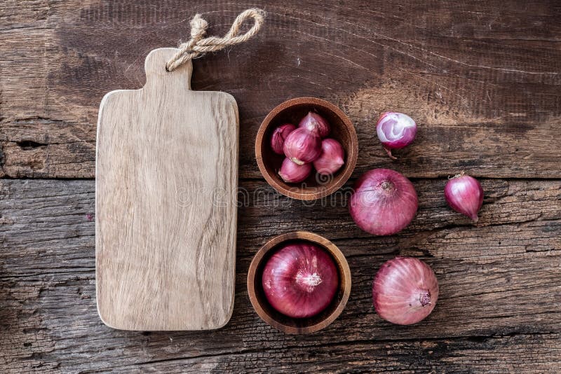Draufsicht von Kräutergemüsebestandteilen, von frischer roter Zwiebel und von leerem hackendem Brett auf dem alten Holztisch, Vor lizenzfreie stockbilder Draufsicht von Kräutergemüsebestandteilen, von frischer roter Zwiebel und von leerem hackendem Brett auf dem alten Holztisch, Vor lizenzfreie stockbilder