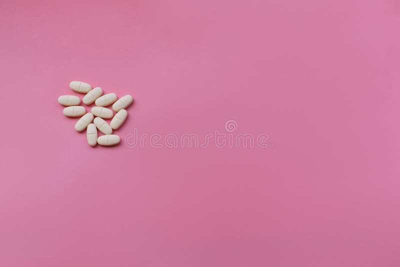 Draufsicht von Tablets auf einem rosa Hintergrund stockfotografie Draufsicht von Tablets auf einem rosa Hintergrund stockfotografie