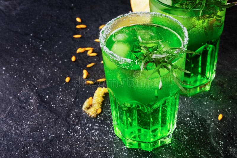Draufsicht von zwei enormen Gläsern nicht alkoholischen Getränken mit Eis und Estragon verlässt auf einem schwarzen Hintergrund stockfotografie Draufsicht von zwei enormen Gläsern nicht alkoholischen Getränken mit Eis und Estragon verlässt auf einem schwarzen Hintergrund stockfotografie