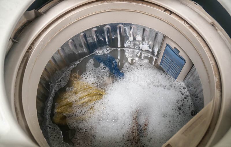 Draufsicht waschen schmutzige Kleidung in der Waschmaschine lizenzfreies stockbild