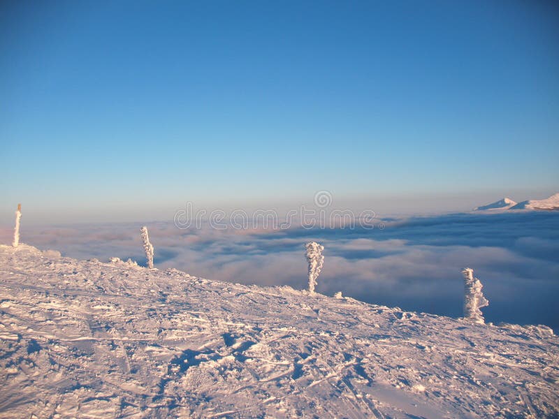 Draufsicht über Bewölkung in den Bergen Bergspitzen und Skiaufzug In den Karpaten in Ukraine stockfoto Draufsicht über Bewölkung in den Bergen Bergspitzen und Skiaufzug In den Karpaten in Ukraine stockfoto