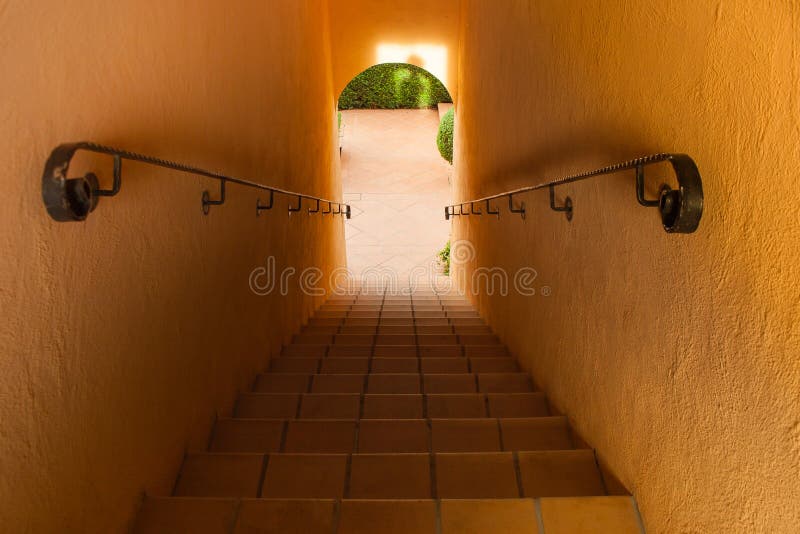 Draufsichtarchitektur des konkreten Treppenhauses mit Stahlhandlauf nach innen des Gebäudes stockfoto Draufsichtarchitektur des konkreten Treppenhauses mit Stahlhandlauf nach innen des Gebäudes stockfoto
