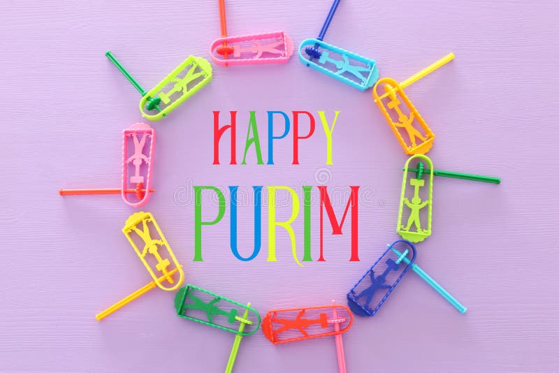 Draufsichtbild des Purim-Feierkonzeptes u. des x28; jüdisches Karneval holiday& x29; über purpurrotem Hintergrund Draufsicht, fla lizenzfreie stockfotografie Draufsichtbild des Purim-Feierkonzeptes u. des x28; jüdisches Karneval holiday& x29; über purpurrotem Hintergrund Draufsicht, fla lizenzfreie stockfotografie