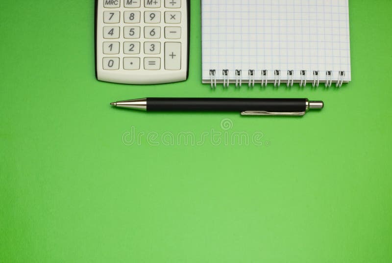 Draufsichtbürotischtaschenrechner mit Stift auf dem Tisch für Geschäfts- und Kopienraum stockbilder Draufsichtbürotischtaschenrechner mit Stift auf dem Tisch für Geschäfts- und Kopienraum stockbilder