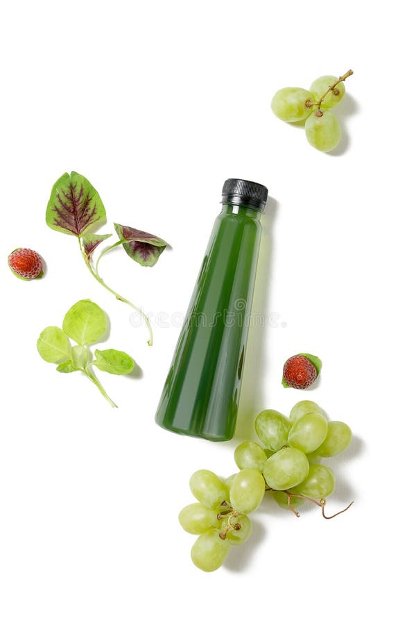 Draufsichtebene legen grüne Flasche Saft mit dem Spinat, Erdbeeren und Trauben, die auf weißen Hintergrund lokalisiert werden Ges lizenzfreie stockbilder Draufsichtebene legen grüne Flasche Saft mit dem Spinat, Erdbeeren und Trauben, die auf weißen Hintergrund lokalisiert werden Ges lizenzfreie stockbilder