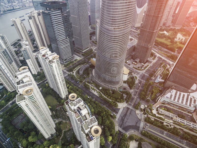 Draufsichtluftfoto von fliegendem Brummen einer entwickelten Shanghai-Stadt mit modernen Wolkenkratzern stockfoto Draufsichtluftfoto von fliegendem Brummen einer entwickelten Shanghai-Stadt mit modernen Wolkenkratzern stockfoto