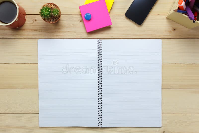 Draufsichtnotizbuch, Bleistift, schwarzer Kaffee, Kaktus, Uhr, Anmerkung papper, lizenzfreie stockfotografie Draufsichtnotizbuch, Bleistift, schwarzer Kaffee, Kaktus, Uhr, Anmerkung papper, lizenzfreie stockfotografie