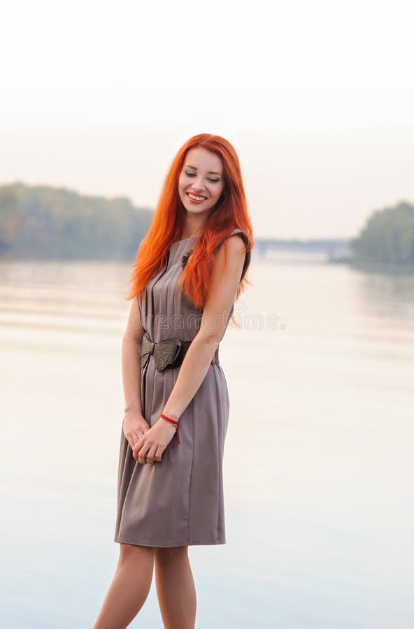 Draußen Porträt der schönen lächelnden Frau mit dem roten Haar, colo lizenzfreie stockfotos Draußen Porträt der schönen lächelnden Frau mit dem roten Haar, colo lizenzfreie stockfotos