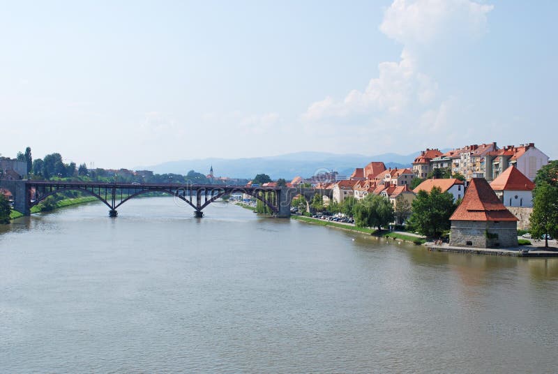 Obrázek Drávy a slovinské město ležící na to.