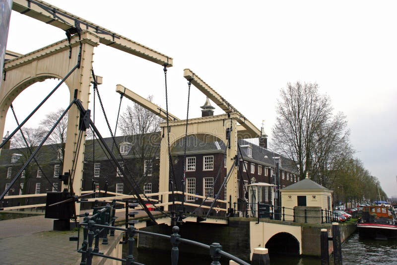 Staromódní padací most v Nizozemsku.